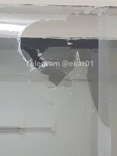 Неизвестный обстрелял машину реаниматолога и больницу с ковид-пациентами