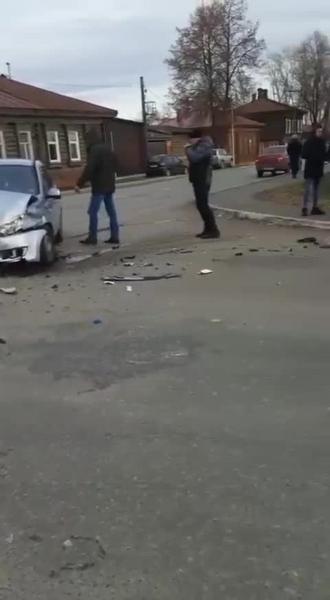 В Елабуге водитель BMW столкнулся с Datsun и протаранил забор