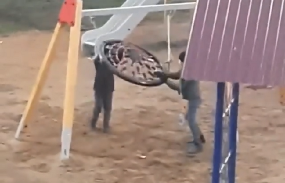 В Нижнекамске дети испортили строящийся по улице Юности парк