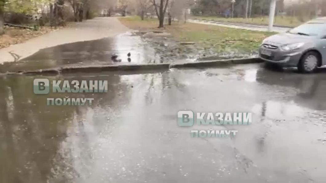 На пересечении Чистопольской и Амирхана в Казани стоит зловоние: здесь вновь прорвало канализацию