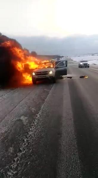 Возле АЗС в Альметьевске вспыхнул автомобиль