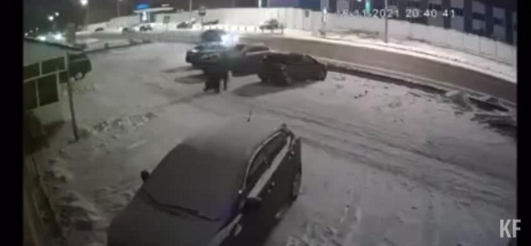 В Казани водитель на бешеной скорости насмерть сбил двух пешеходов: момент ДТП попал на видео