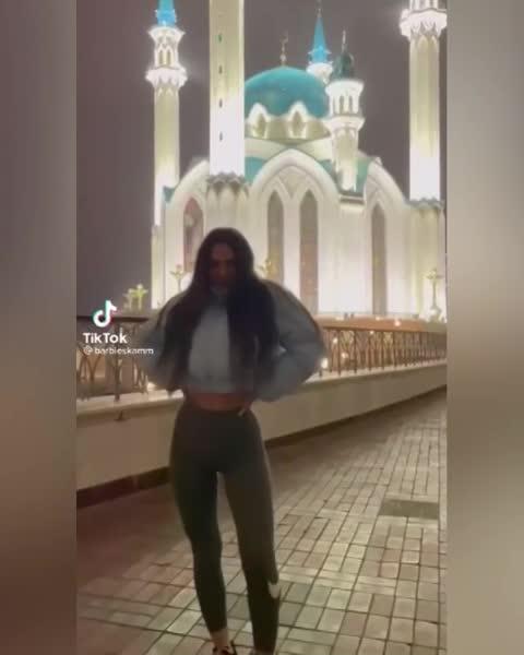 Жители Казани ругаются на тиктокершу, снявшую видео в лосинах на фоне мечети «Кул-Шариф»