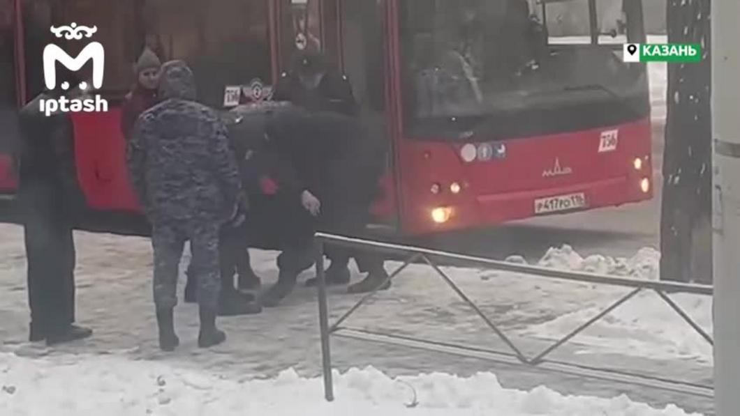 В Казани трое людей затеяли спор с кондуктором, после которого пришлось вызывать полицию