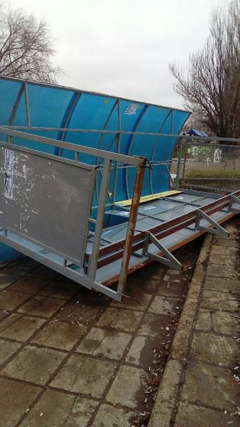 У автовокзала в Нижнекамске упал остановочный павильон, едва не придавив людей