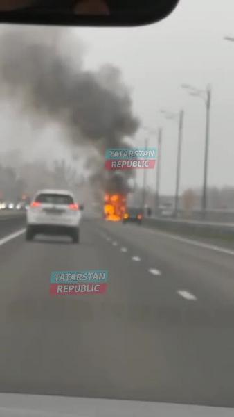 На трассе Казань - Оренбург случилось ДТП: загорелся автобус