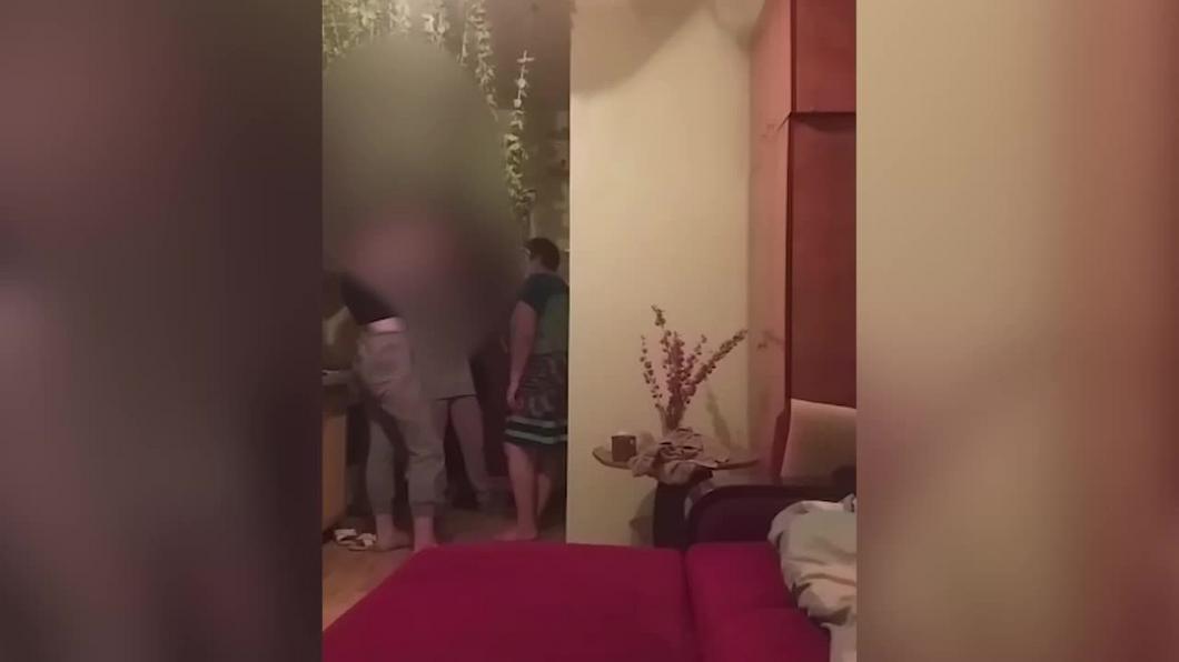Приморские школьницы жестоко избили на камеру пенсионерку