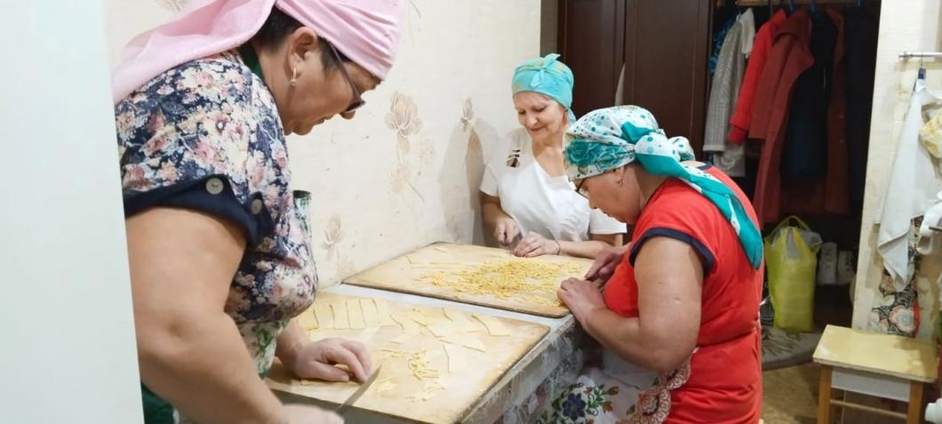 Челнинки за два дня приготовили для военных 56 коробок чак-чака