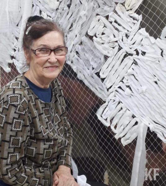 Женщины мирным занятием в тылу спасают мужчин на фронтах СВО