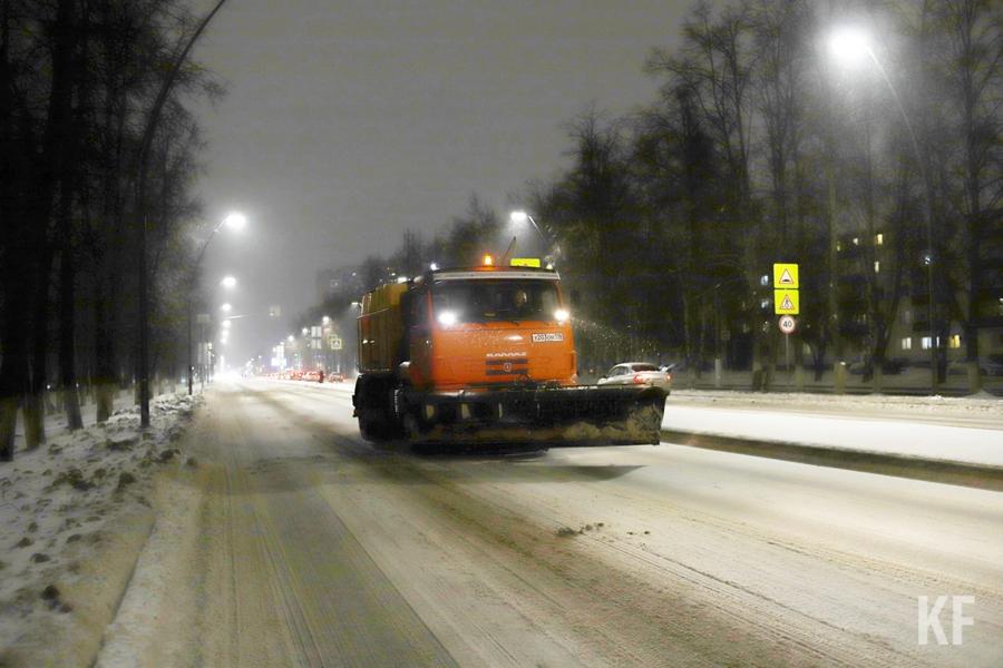 В Нижнекамске задействовали десятки единиц спецтехники для борьбы с последствиями ледяного дождя