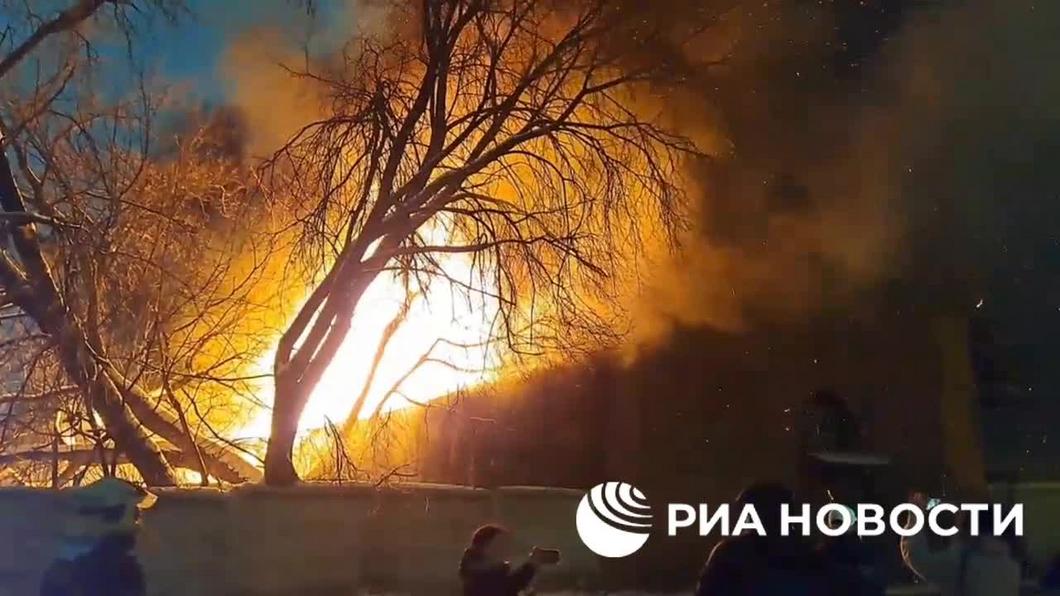 Два человека оказались заблокированы в горящем складском здании в Москве
