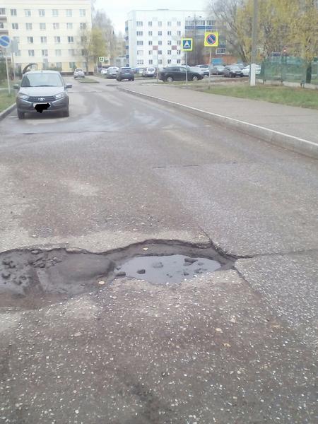 Чиновники отчитались о ремонте дороги на Менделеева в Нижнекамске, а она частично в дырах