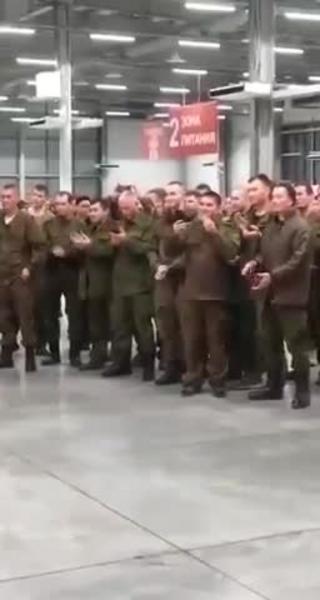 Мать мобилизованного казанца спела для бойцов на учебном полигоне