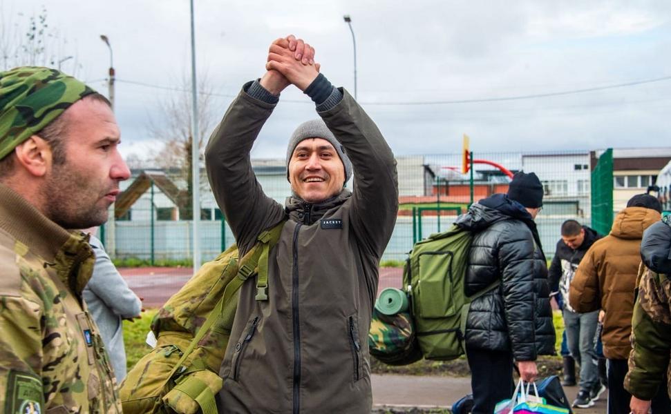 Мобилизованных из Нижнекамска родные провожают в Казани на следующий этап боевого слаживания