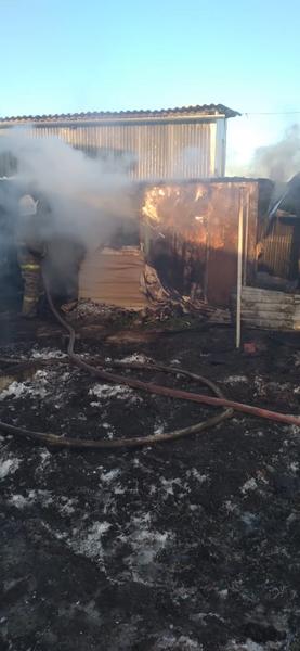 Сельчане в Нижнекамском районе помогали пожарным тушить баню и дровяник