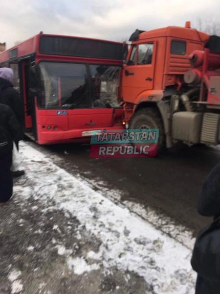 В Казани у водителя КАМАЗА случился приступ эпилепсии, он врезался в автобус