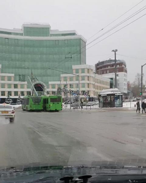 В центре Казани на Пушкина встали троллейбусы
