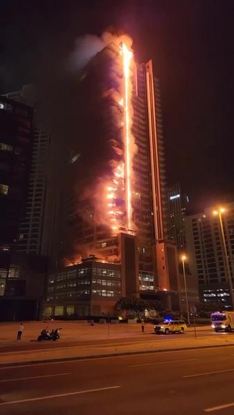Загорелся небоскреб в центре Дубая