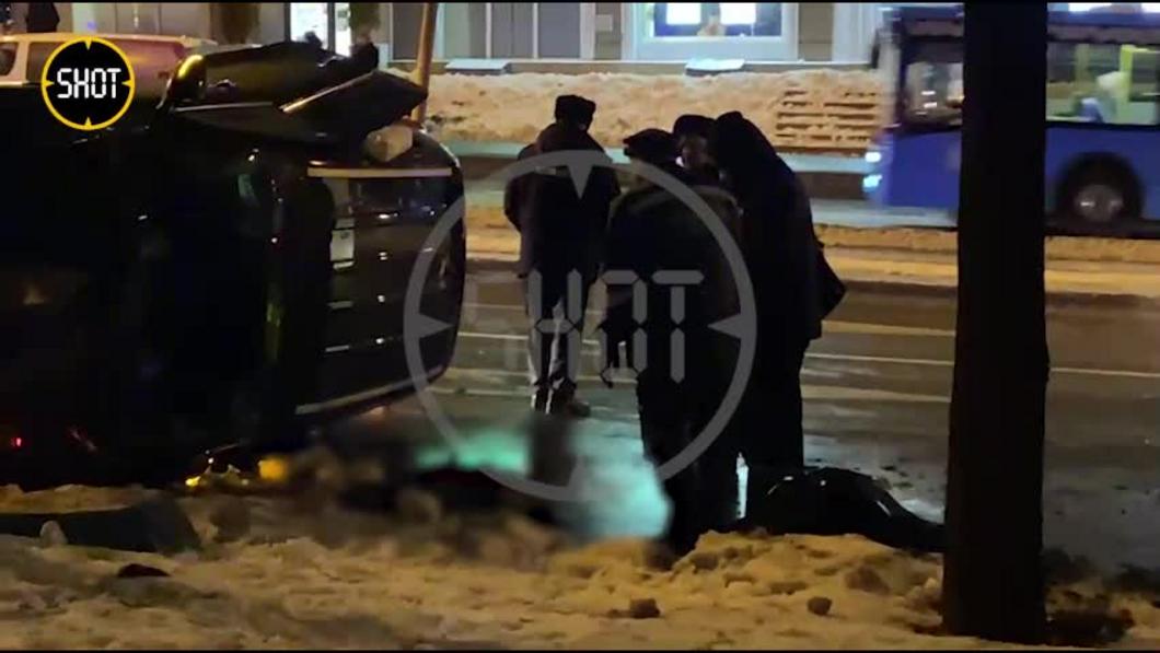 Водитель легковушки сбила мать с двумя детьми на тротуаре в Москве