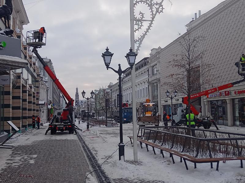 В Казани на Баумана начался монтаж новогодних иллюминаций