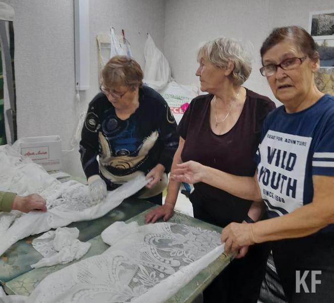 Женщины мирным занятием в тылу спасают мужчин на фронтах СВО