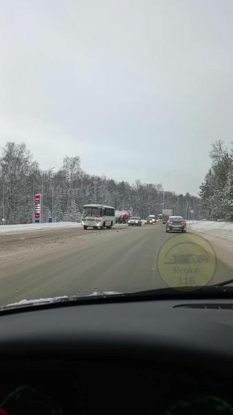 Легковушка врезалась в бензовоз в Татарстане - видео