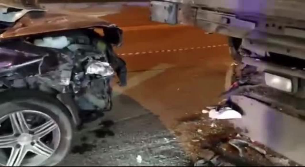 В Казани легковушка влетела в припаркованную фуру, погибла пассажирка