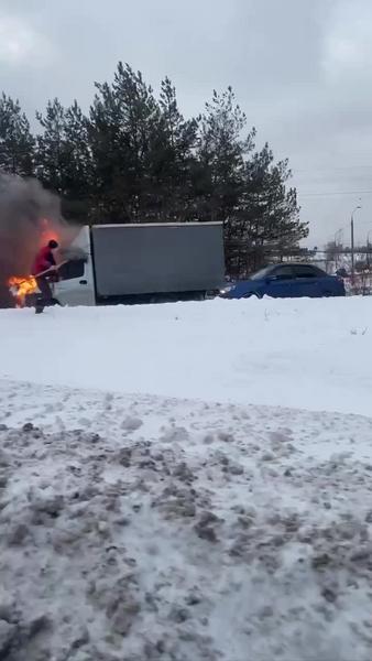 Пылающую «ГАЗель» сняли на видео казанцы