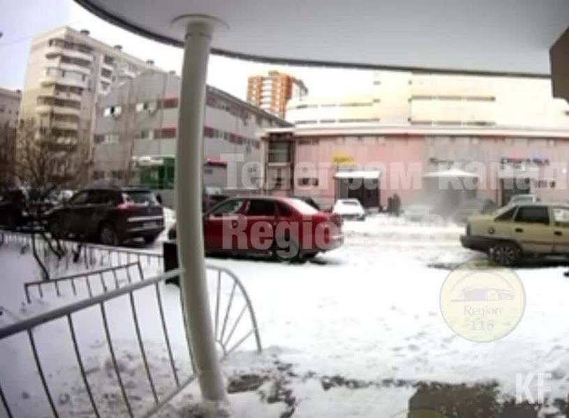 Внедорожник сбил ребенка в казанском дворе - видео
