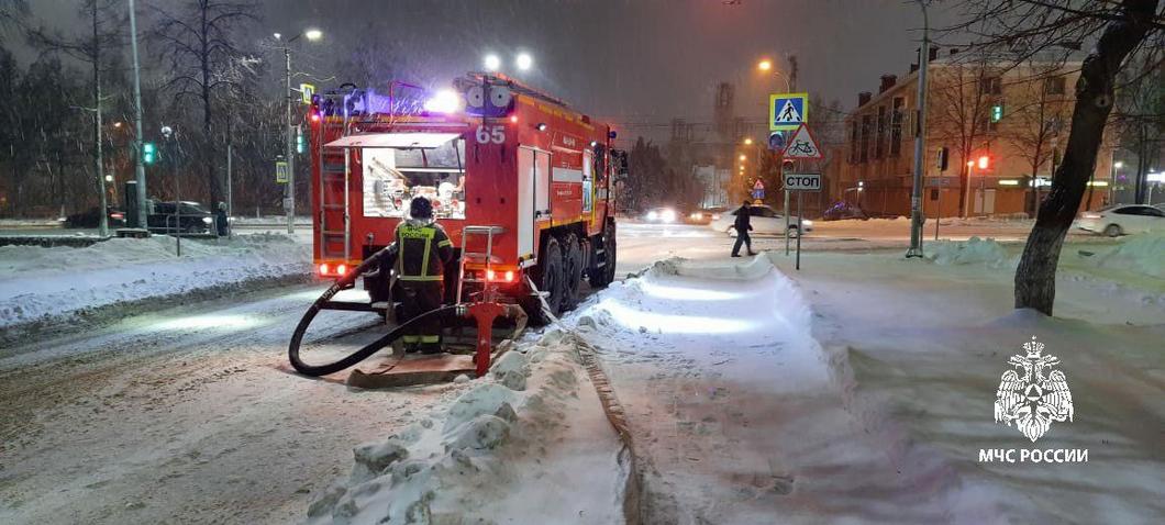 Двух мужчин и женщину спасли в доме Альметьевска после того, как вспыхнул матрас