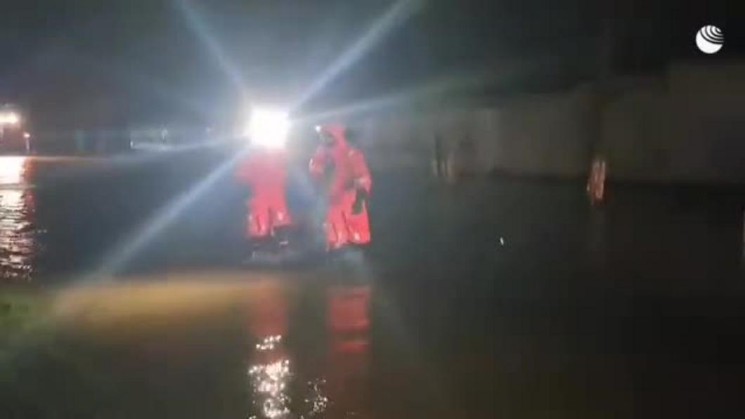 В Евпатории эвакуируют людей из-за шторма