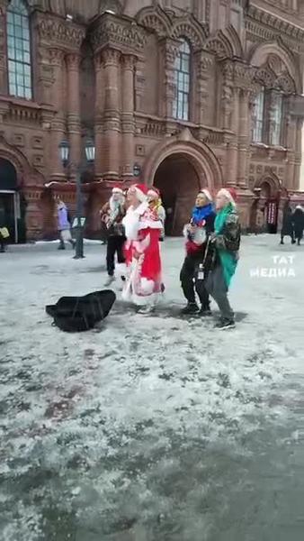 Стало известно, что делал Элвин Грей в костюме Деда Мороза в центре Казани