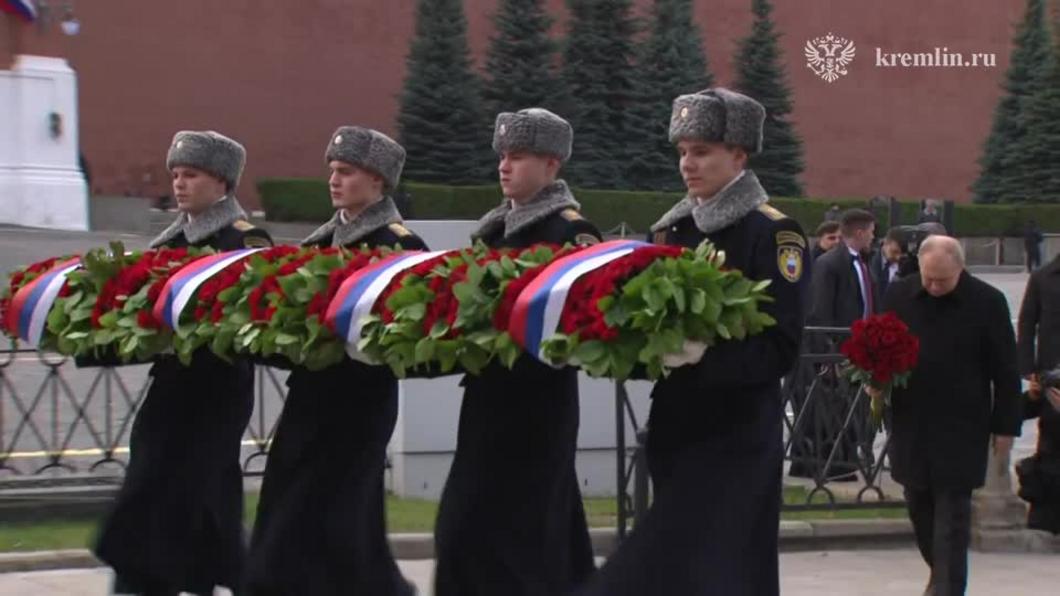 Путин возложил цветы к памятнику Минина и Пожарского