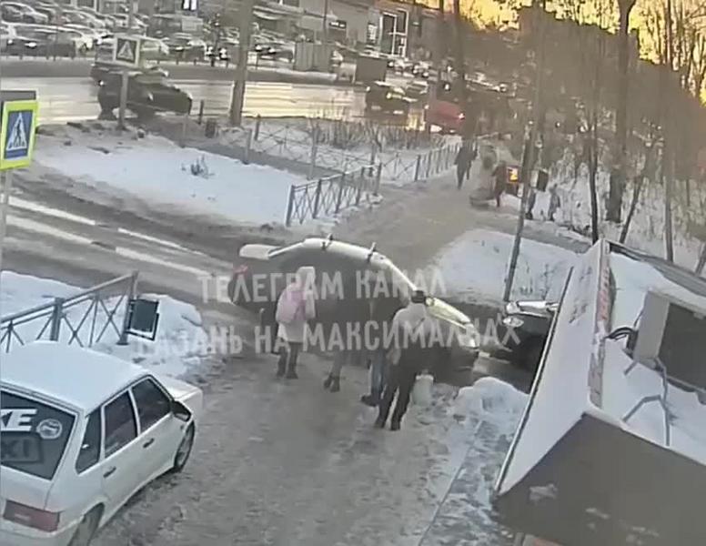 Школьница попала под колёса Cadillac в Казани - видео