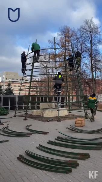 В центре Казани появилась первая новогодняя ёлка - видео