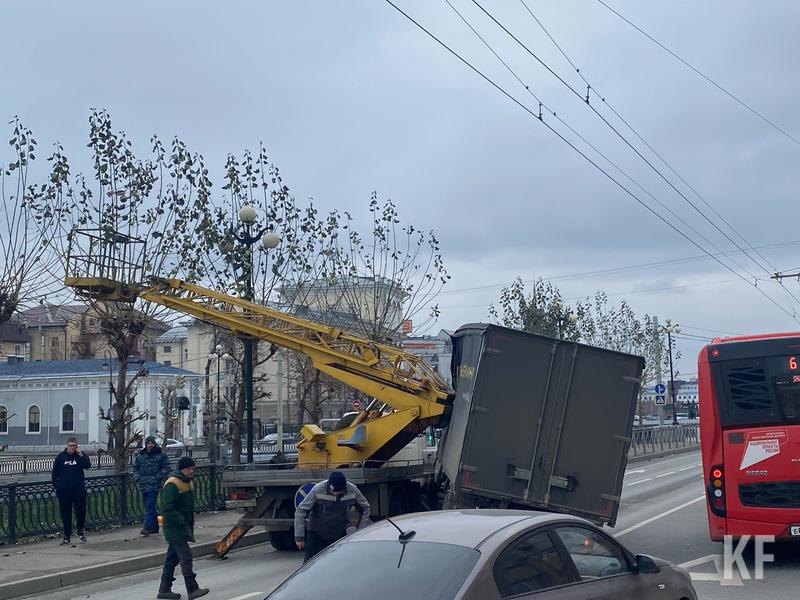 «Газель» повисла на двух колесах, столкнувшись с грузовиком на Булаке в Казани