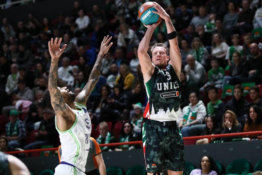 Лидерство под угрозой: УНИКС проиграл дебютанту