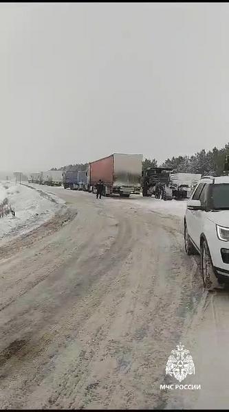 Появилось видео с места огромной пробки из грузовиков на трассе в РТ