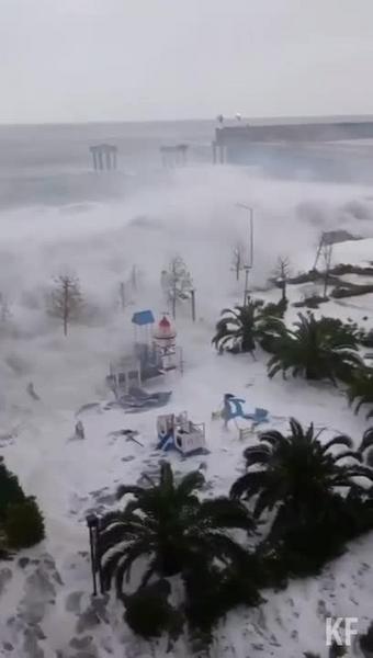 Сильный шторм в Краснодарском крае затопил берег Сириуса – видео