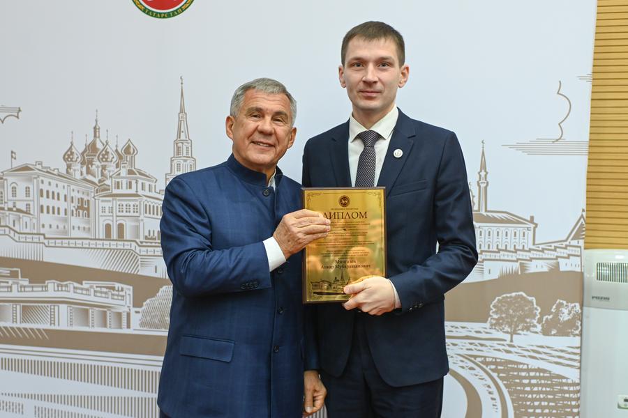 Минниханов наградил победителей конкурса «Лучший государственный гражданский служащий Республики Татарстан» Минниханов наградил победителей конкурса «Лучший государственный гражданский служащий Республики Татарстан»