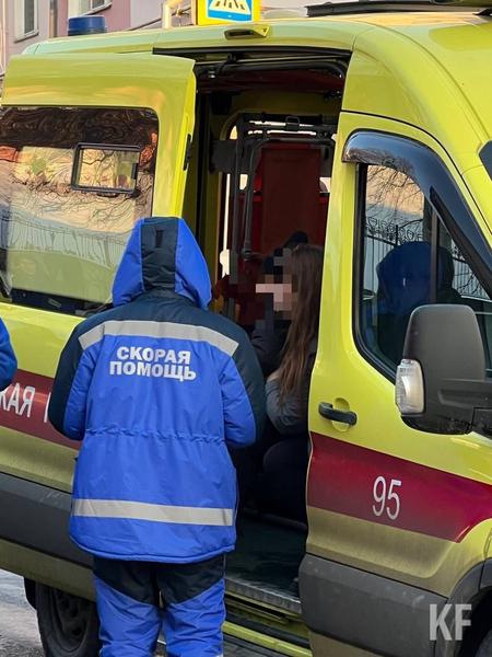 Две дорогостоящие иномарки врезались в бар на Профсоюзной в Казани - видео