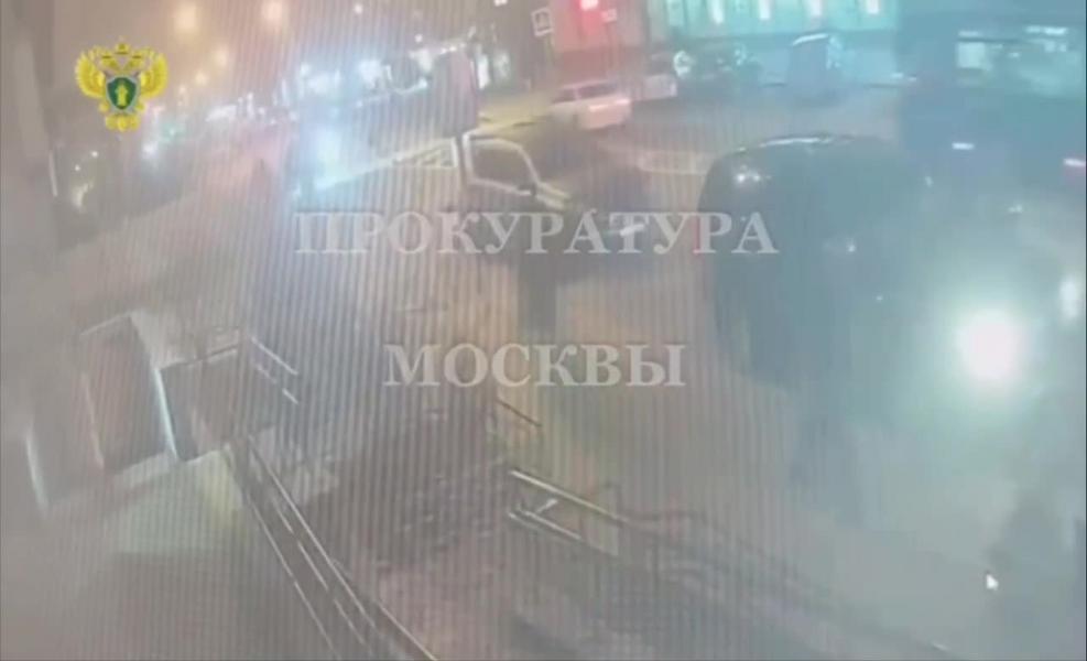 Появилось видео нападения в Москве, где похитили 300 млн рублей
