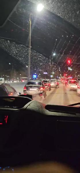 Медики Нижнекамска показали, как водители разъезжаются перед каретой скорой - видео