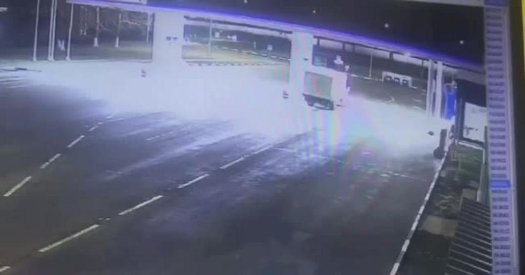 В Зеленодольске тепловоз снес легковушку, которая пыталась проскочить через переезд