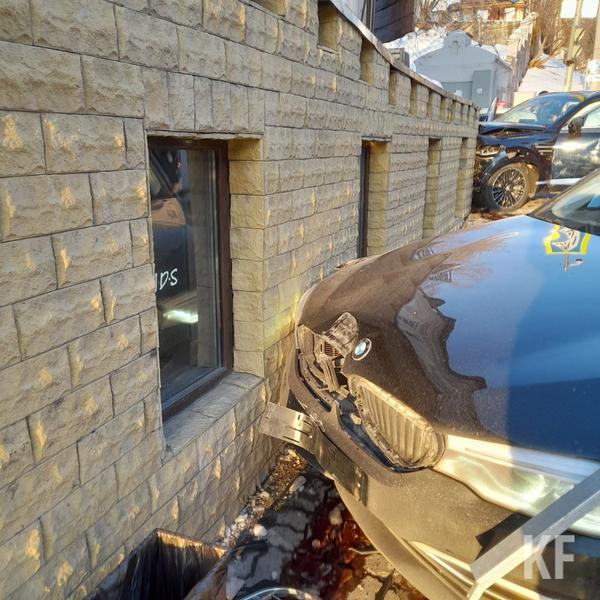 Стала известна причина ДТП на Профсоюзной в Казани, где две иномарки влетели в бар