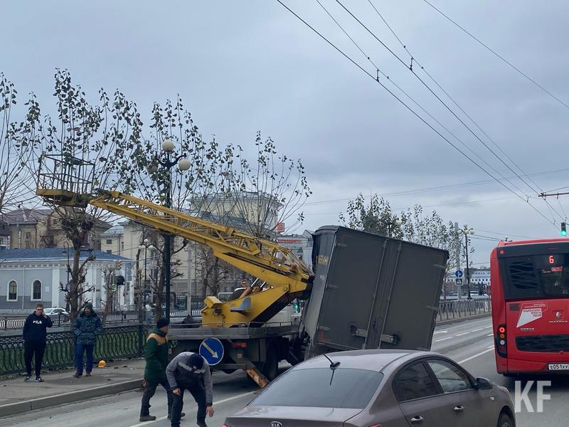 «Газель» повисла на двух колесах, столкнувшись с грузовиком на Булаке в Казани