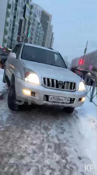 Любителя поездить по тротуару оштрафовали инспекторы ГИБДД в Казани