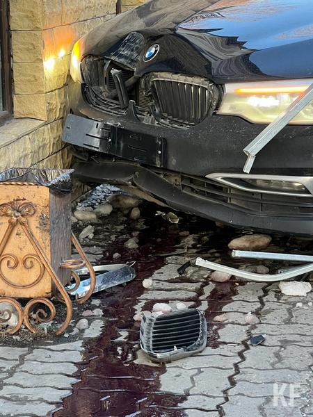 Две дорогостоящие иномарки врезались в бар на Профсоюзной в Казани - видео