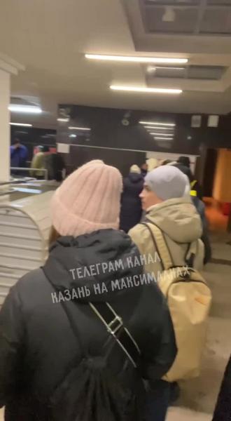 Казанцы вынуждены стоять в огромных очередях из-за сбоя в метро