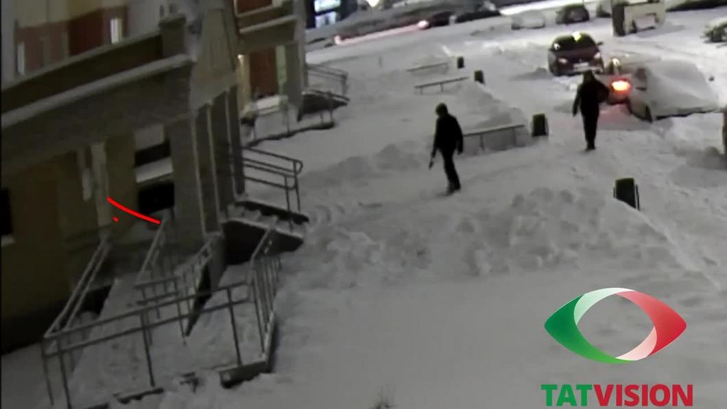 Нижнекамец вырвал доску объявлений для освобождения машины от снега
